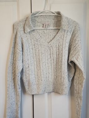 Sincerly Jules Speckled Cream Cable-Knit V-Neck Sweater with Collar